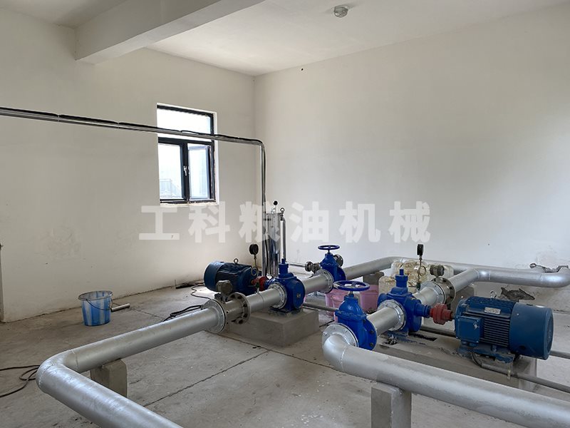 食用油油罐設備安裝現(xiàn)場